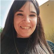 Profesora de matemáticas imparte clases a niños de primaria y de 1° y 2° ESO